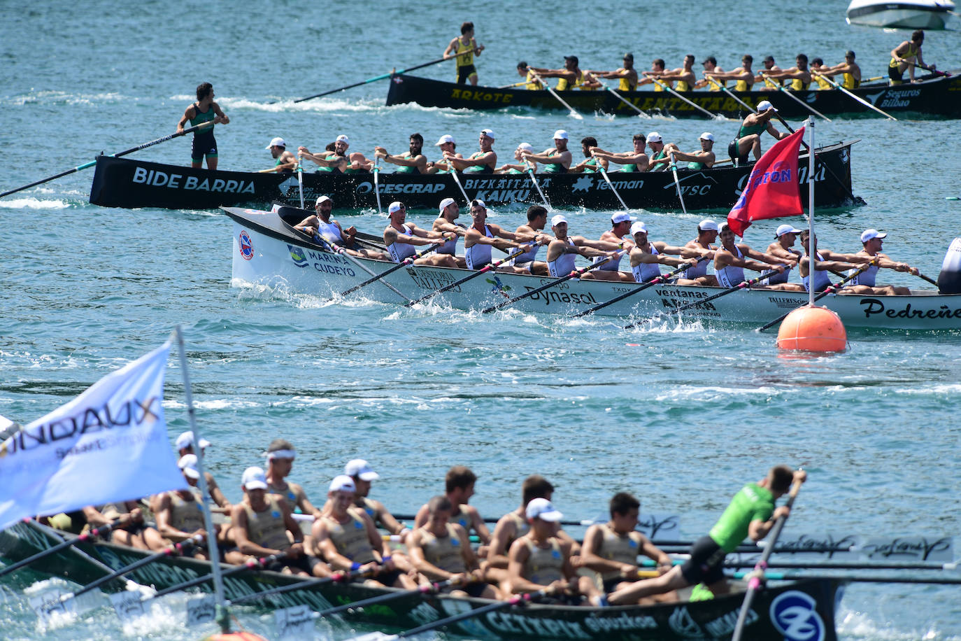 El patrón de Getaria ondea la bandera de la XII. Getariako Estropada. 