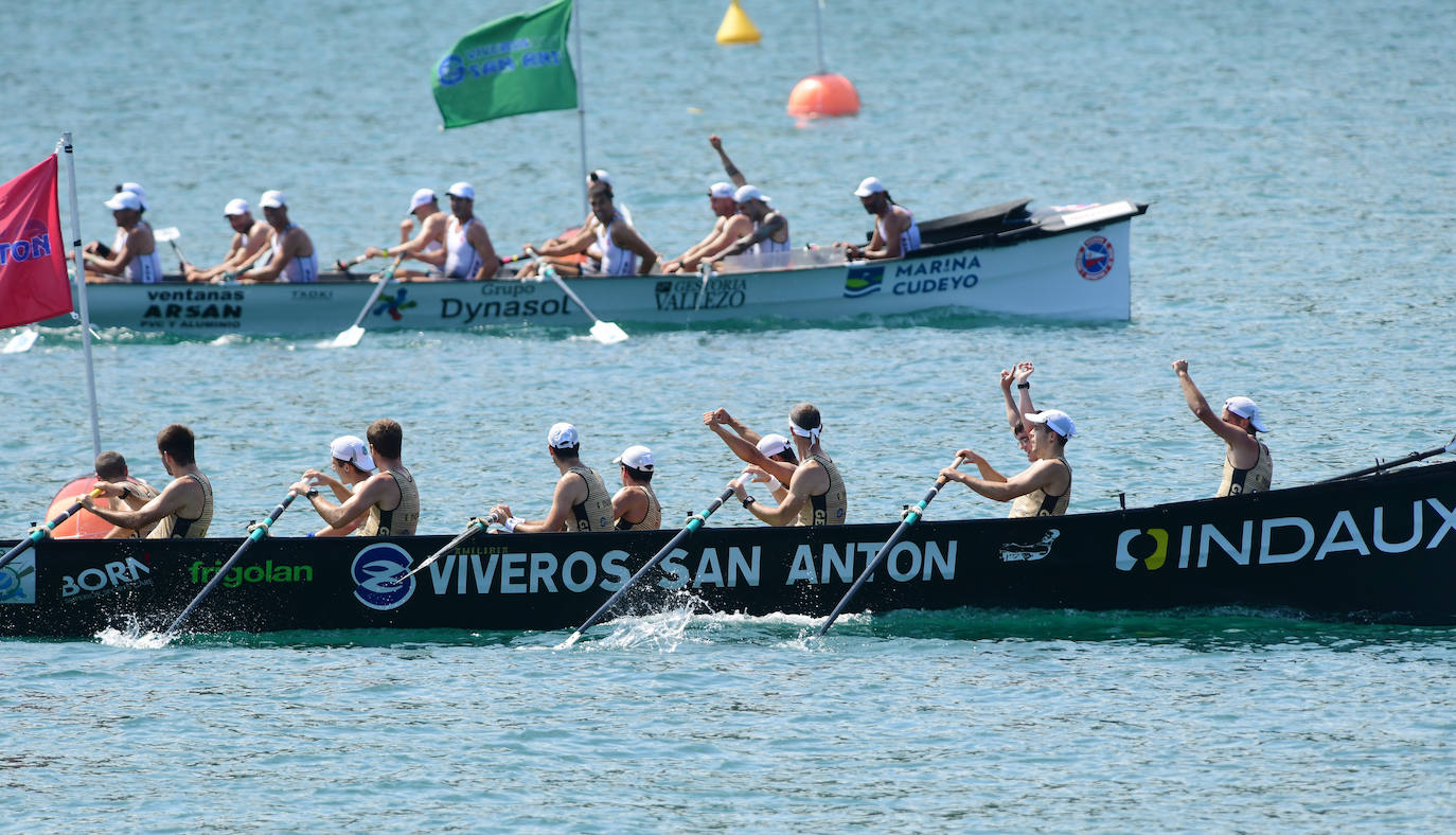 El patrón de Getaria ondea la bandera de la XII. Getariako Estropada. 