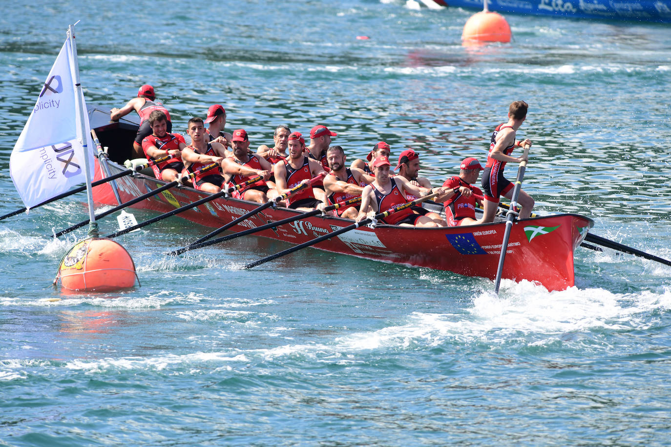 El patrón de Getaria ondea la bandera de la XII. Getariako Estropada. 