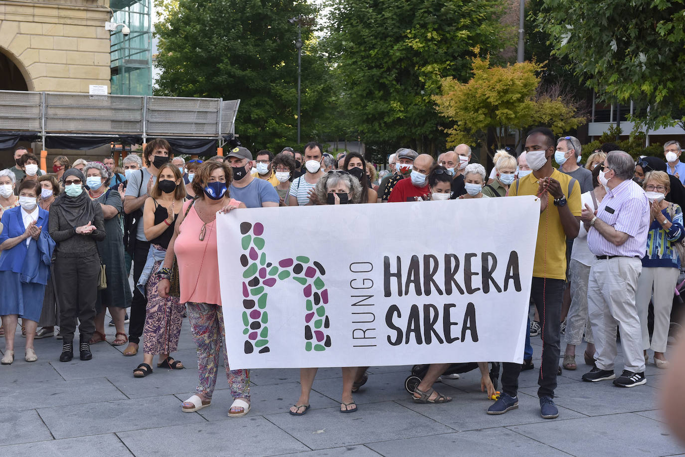 Decenas de personas han tomado parte este lunes por la tarde en la concentración convocada por la red ciudadana Irungo Harrera Sarea en la Plaza San Juan de Irun, para denunciar la muerte este pasado domingo de un migrante en el río Bidasoa.