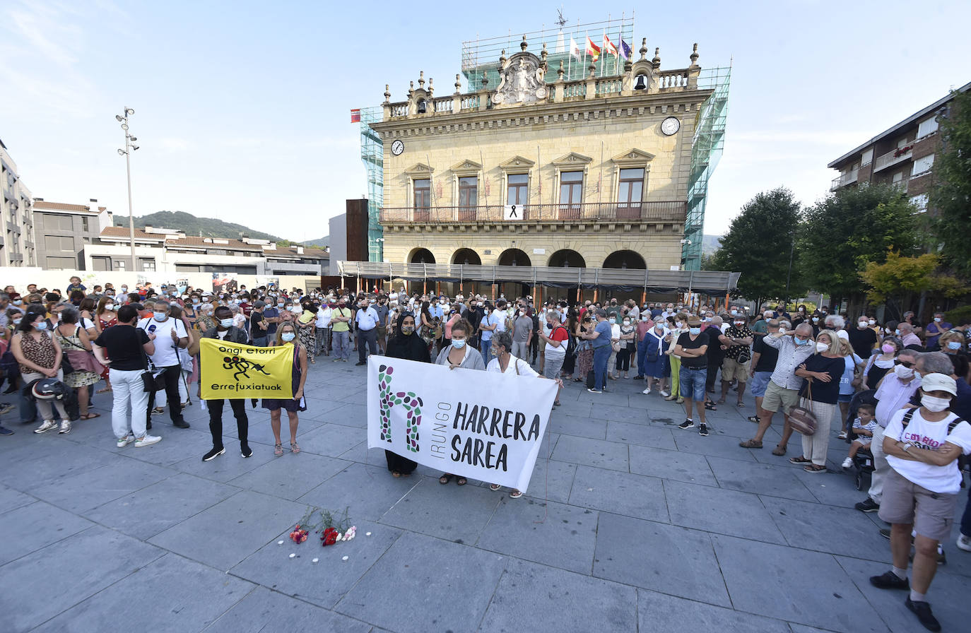 Decenas de personas han tomado parte este lunes por la tarde en la concentración convocada por la red ciudadana Irungo Harrera Sarea en la Plaza San Juan de Irun, para denunciar la muerte este pasado domingo de un migrante en el río Bidasoa.