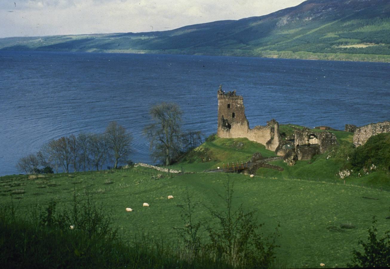 Lago Ness. Es un extenso y profundo lago de agua dulce que está en las Tierras Altas (Highlands) de Escocia. Es mundialmente famoso por el Monstruo del lago Ness, un gran animal desconocido similar a un plesiosaurus, que la creencia popular hizo popular desde que se presentó en fotografía (clasificada como falsa) por primera vez al mundo en 1933.