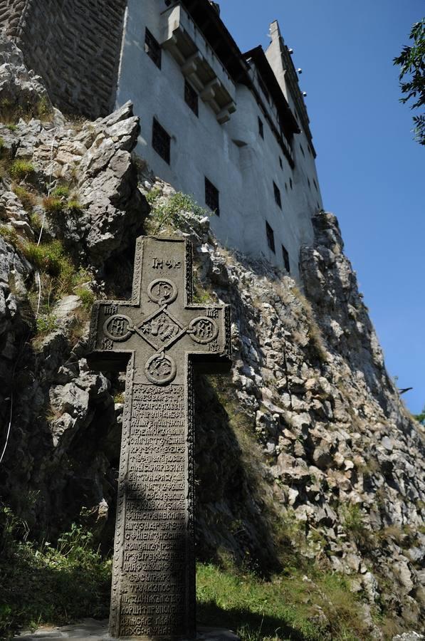 Castillo de Drácula (Rumanía). Se trata de una mansión medieval a 25 kilómetros al noreste de Brasov, en Bran rodeada de un aura de misterio y leyenda en torno al mito de Drácula de Bram Stoker. Se cree que el personaje histórico en el que se inspiró el autor, jamás vivió en este castillo y que su verdadera fortaleza fue el castillo de Poenari, hoy parcialmente en ruinas. Pero el éxito de la novela Stoker ha servido para que se gane un falso mérito, y que actualmente esté en todas las rutas turísticas del país.