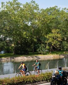 Imagen secundaria 2 - Un joven de 19 años trata de pasar a nado a Francia tras intentar sin éxito cruzar la muga por tierra