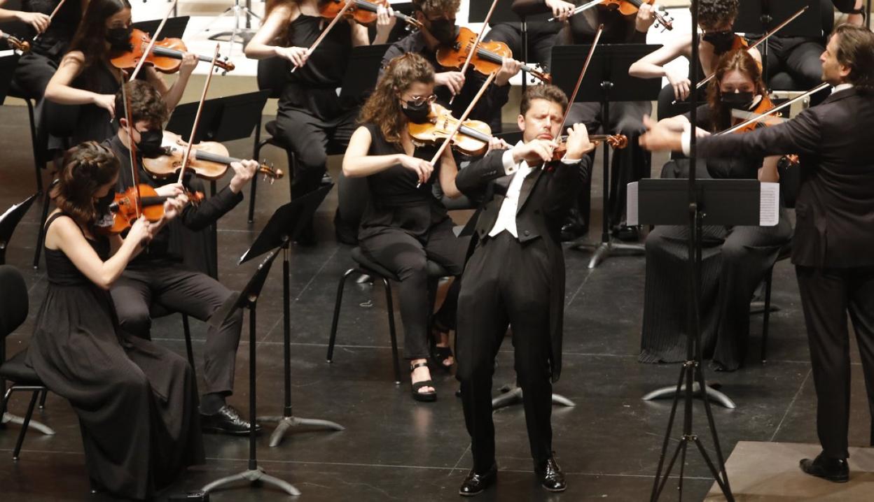 El violinista Julian Rachlin, ayer en el Kursaal, con la EGO y bajo la dirección de Gustavo Gimeno. 