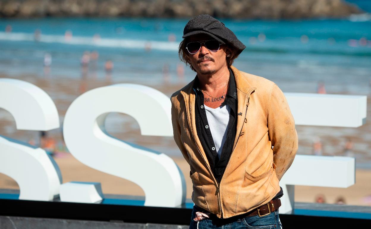 Johnny Depp, ante la playa de La Zurriola en el Zinemaldia del año pasado. 