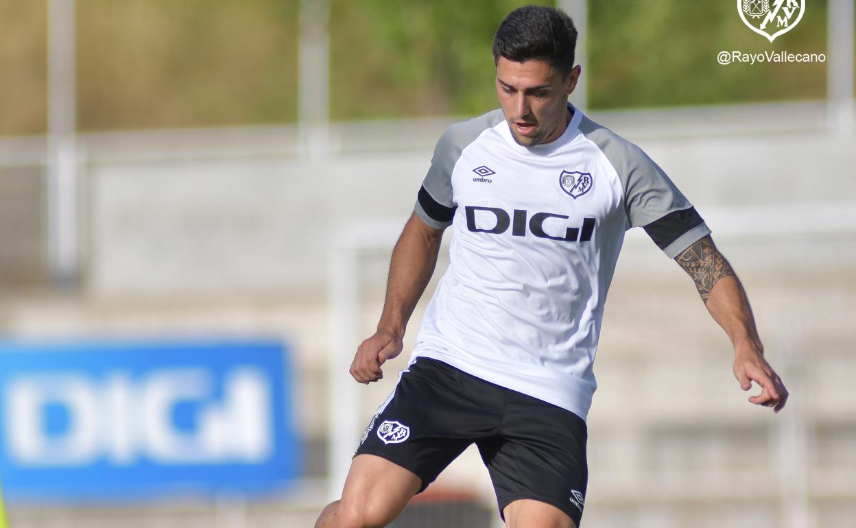 Martin Merquelanz ya toca balón como nuevo jugador del Rayo Vallecano 