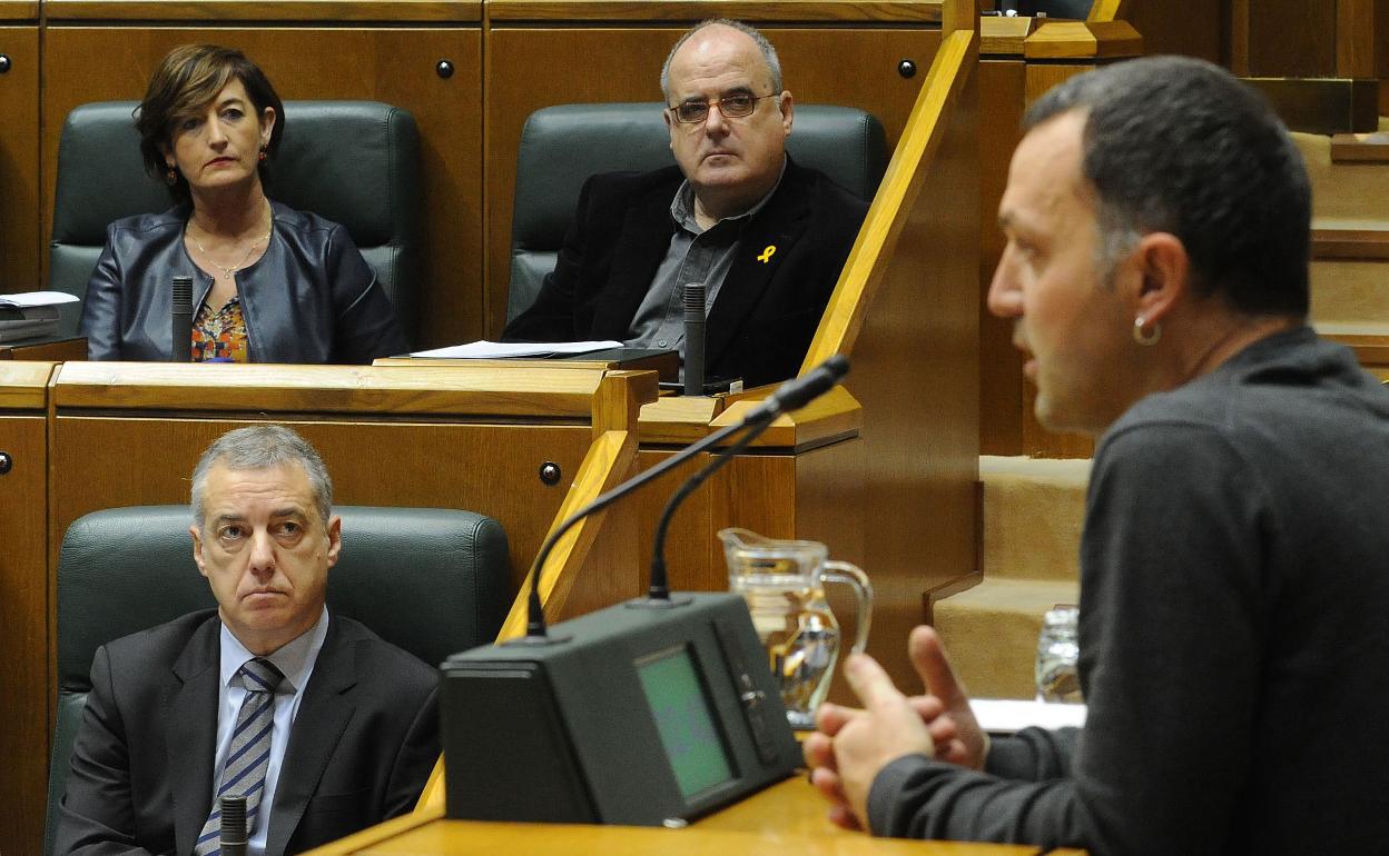 Unai Urruzuno interviene en el Parlamento ante la mirada de Urkullu, Gorospe y Egibar.