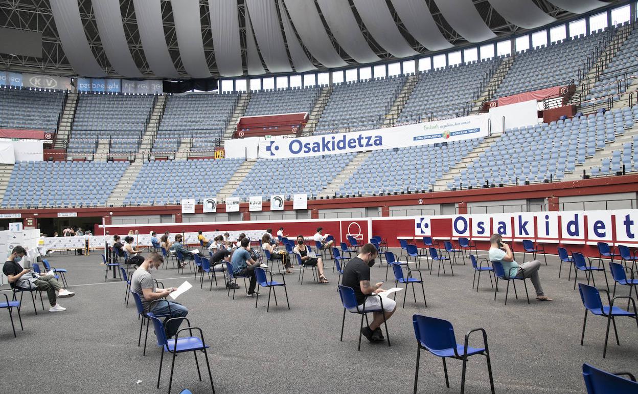 Imágen del vacunódromo de Illumbe el pasado julio, donde varias personas esperan en el coso.