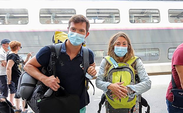 Sin control desde París. Patxiku y Maiana, de Biriatou,extrañados porque nadie les pidió el pase sanitario en su trayecto de París a Hendaia en el TGV.