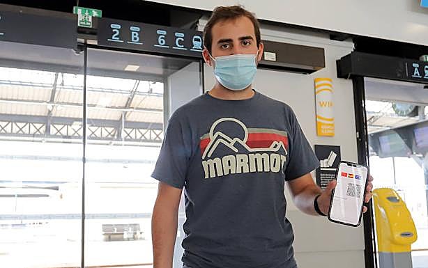 De Pamplona a París. El navarro Alejandro Sainz, preparado para coger el tren que le llevó a París.