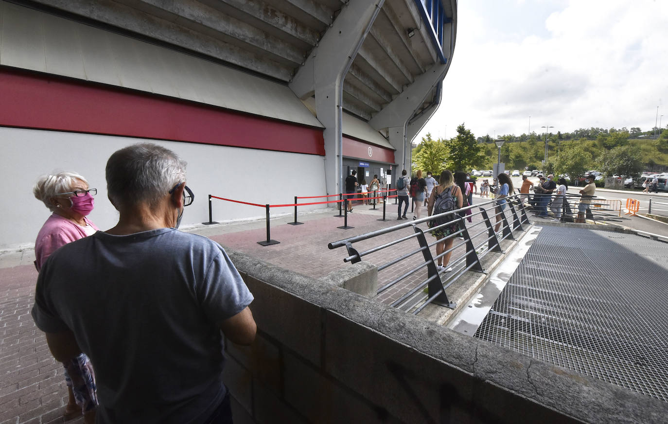 El Gobierno Vasco implora a la población de entre 12 y 39 años que se inmunice cuanto antes aunque suponga interrumpir o modificar las vacaciones. Mientras, en el vacunódromo de Illunbe es incesante el ir y venir de personas que se vacunan contra el Covid.