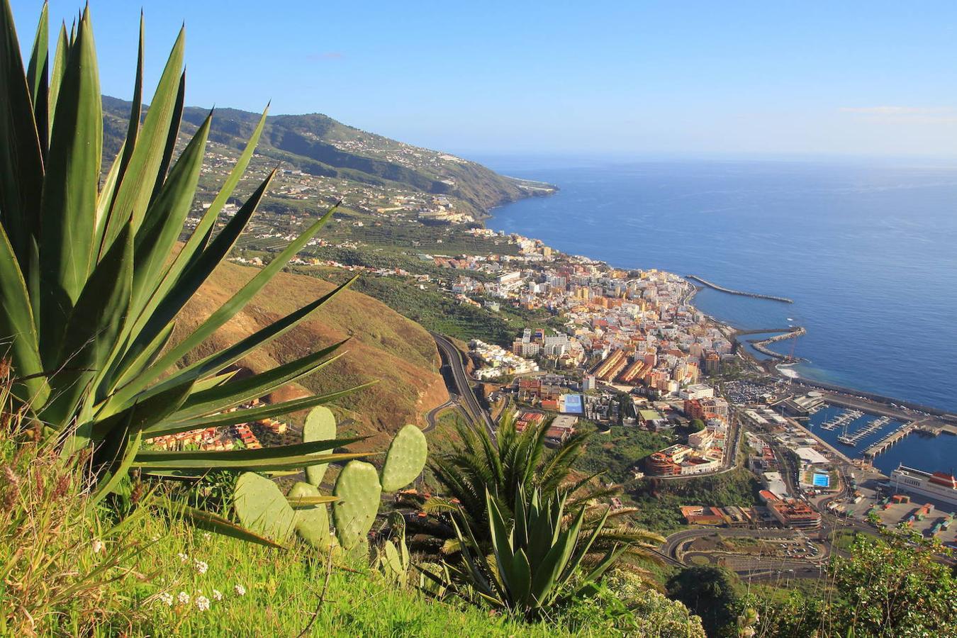 LA PALMA | Cuenta con una puntuación de 76 sobre 100. Destacan de ella su temperatura, de 23 °C en temporada alta y de 20 °C en temporada baja. Entre las cosas que se puede hacer en la isla; sus 142 senderos para los amantes de las excursiones. Entre sus playas, hay 6 sostenibles.