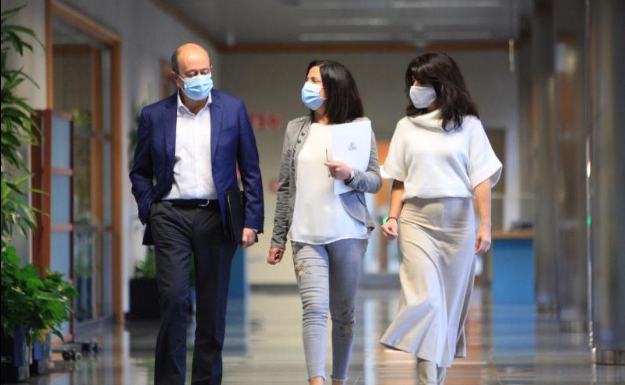 El viceconsejero José Antonio Rodríguez Ranz, la consejera Beatriz Artolazabal y la directora de Gogora, Aintzane Ezenarro. 