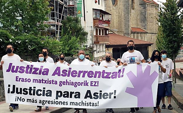 Imagen principal - Familiares y amigos de Asier Niebla reclaman en Urnieta «justicia» tres años después de su muerte