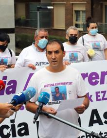 Imagen secundaria 2 - Familiares y amigos de Asier Niebla reclaman en Urnieta «justicia» tres años después de su muerte
