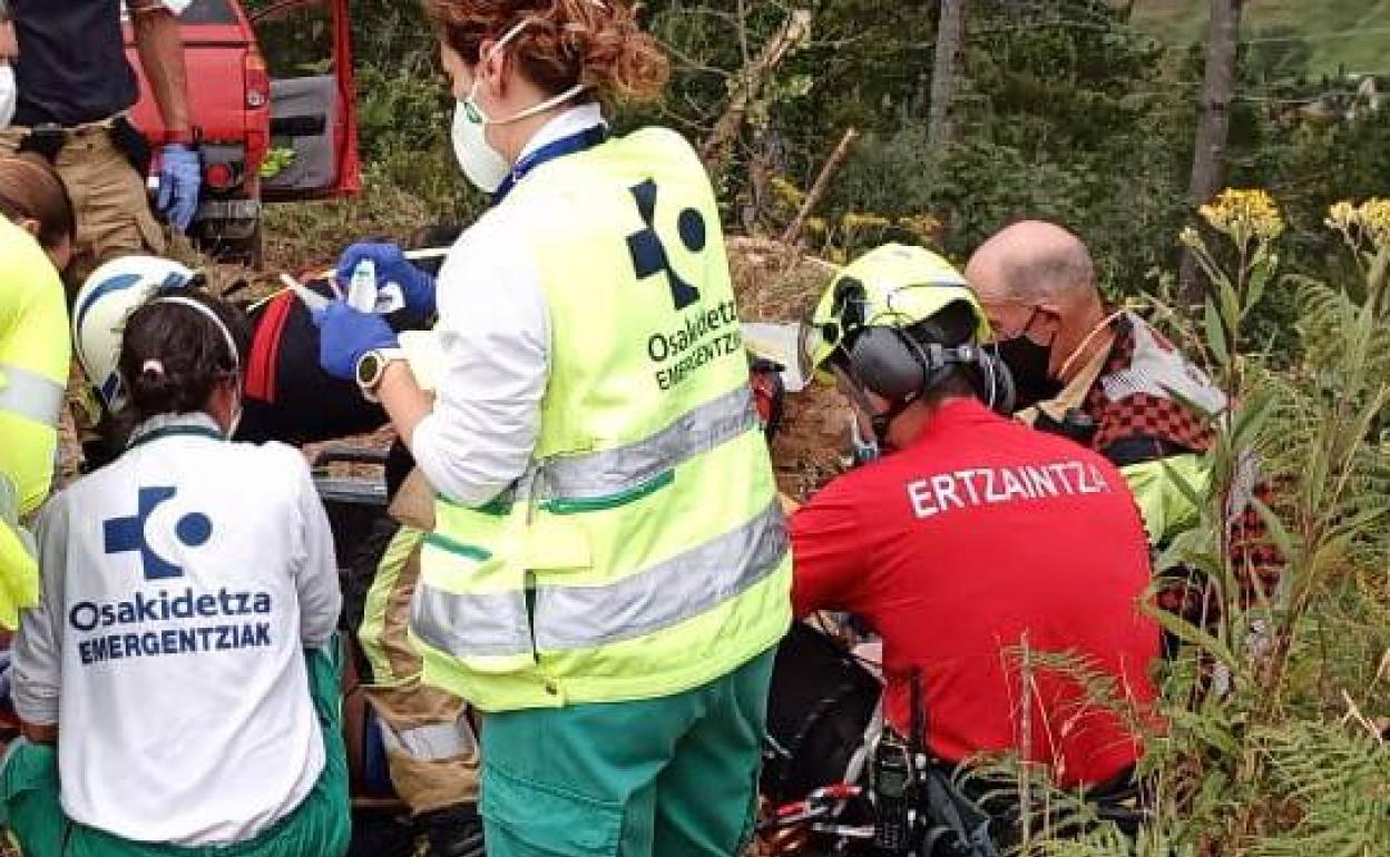 Evacuado en helicóptero un operario forestal tras sufrir un accidente en Elgoibar