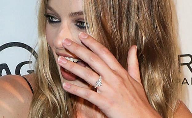 Margot Robbie con las uñas al natural.