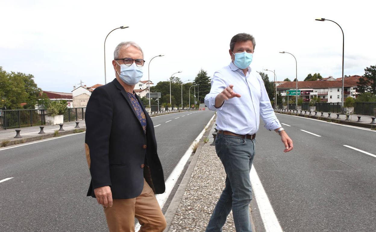 Kotte Ecenarro y José Antonio Santano, reunidos ayer en el paso fronterizo.