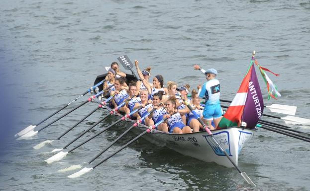 La regata femenina del domingo arrancará diez minutos antes
