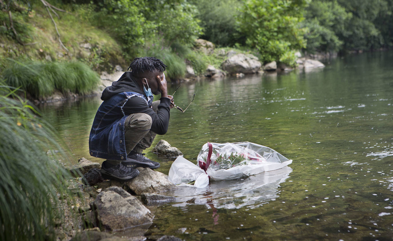 El tío del joven ahogado en el Bidasoa ha recibido el último adiós de su tío, que ha visitado el recurso de Cruz Roja en Hilanderas y el punto en el que su sobrino se lanzó al río.