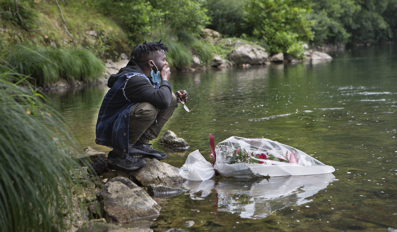 El tío del joven ahogado en el Bidasoa ha recibido el último adiós de su tío, que ha visitado el recurso de Cruz Roja en Hilanderas y el punto en el que su sobrino se lanzó al río.