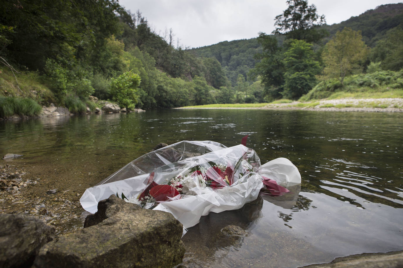 El tío del joven ahogado en el Bidasoa ha recibido el último adiós de su tío, que ha visitado el recurso de Cruz Roja en Hilanderas y el punto en el que su sobrino se lanzó al río.