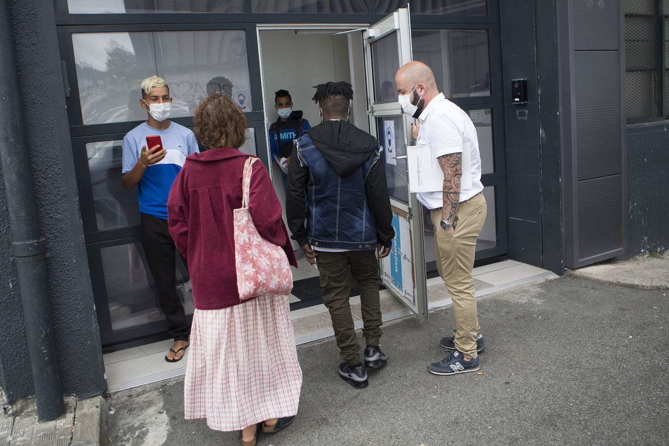 El tío del joven ahogado en el Bidasoa ha recibido el último adiós de su tío, que ha visitado el recurso de Cruz Roja en Hilanderas y el punto en el que su sobrino se lanzó al río.