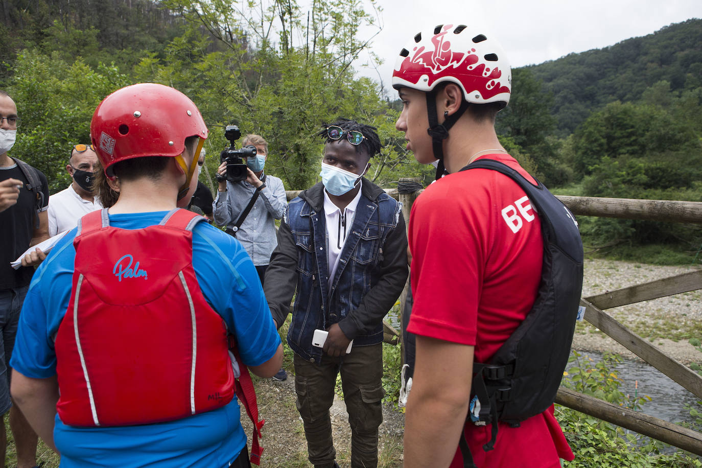 El tío del joven ahogado en el Bidasoa ha recibido el último adiós de su tío, que ha visitado el recurso de Cruz Roja en Hilanderas y el punto en el que su sobrino se lanzó al río.