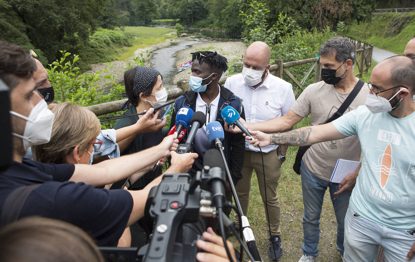 El tío del joven ahogado en el Bidasoa ha recibido el último adiós de su tío, que ha visitado el recurso de Cruz Roja en Hilanderas y el punto en el que su sobrino se lanzó al río.