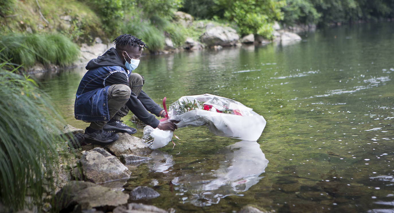El tío del joven ahogado en el Bidasoa ha recibido el último adiós de su tío, que ha visitado el recurso de Cruz Roja en Hilanderas y el punto en el que su sobrino se lanzó al río.