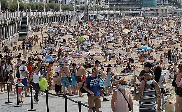 Galería. Donostia abarrotada de turistas estos días.