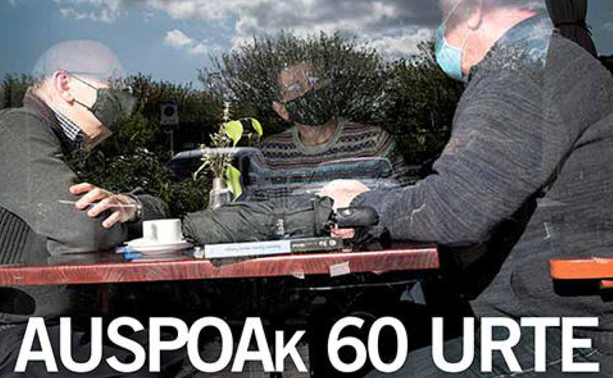 Kristalaren bestaldean, eta aldizkariaren azalean, Pello Esnal, Juan Luis Zabala eta Joxemari Iriondo. 