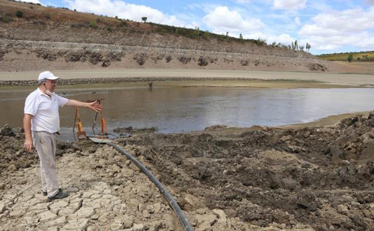 Un agricultor muestra la zona donde toma agua para su explotación en Ricobayo (Zamora).