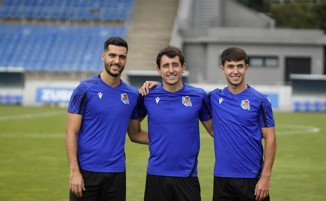 Mikel Merino, Mikel Oyarzabal y Martín Zubimendi posan en su regreso a Zubieta