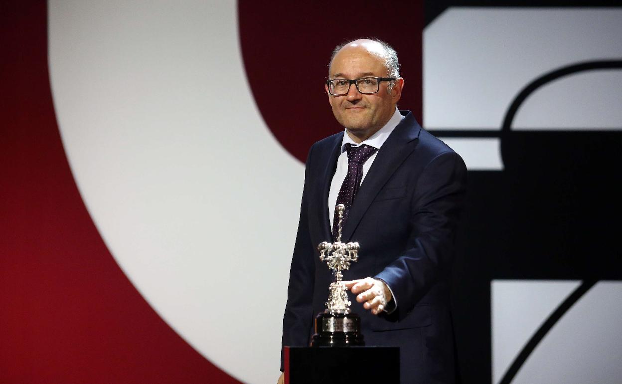 José Luis Rebordinos, junto a la farola del Premio Donostia. 