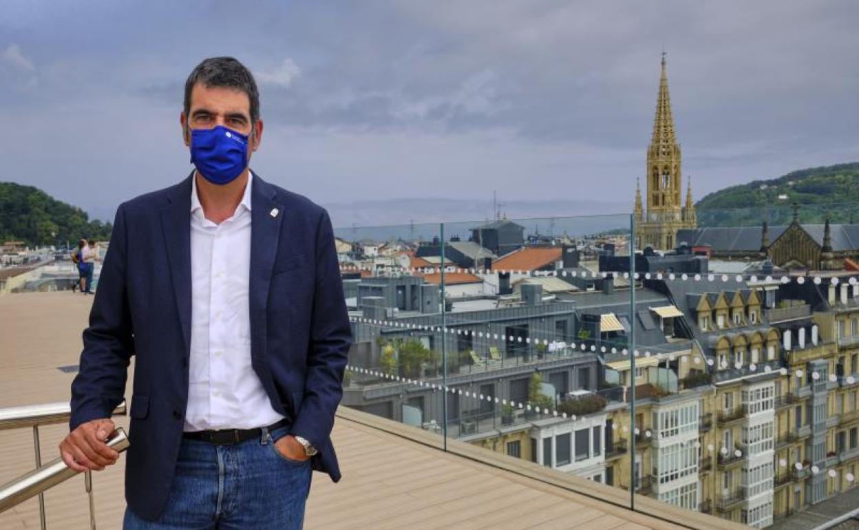 El alcalde de San Sebastián, Eneko Goia, en el nuevo mirador de San Bartolomé. 