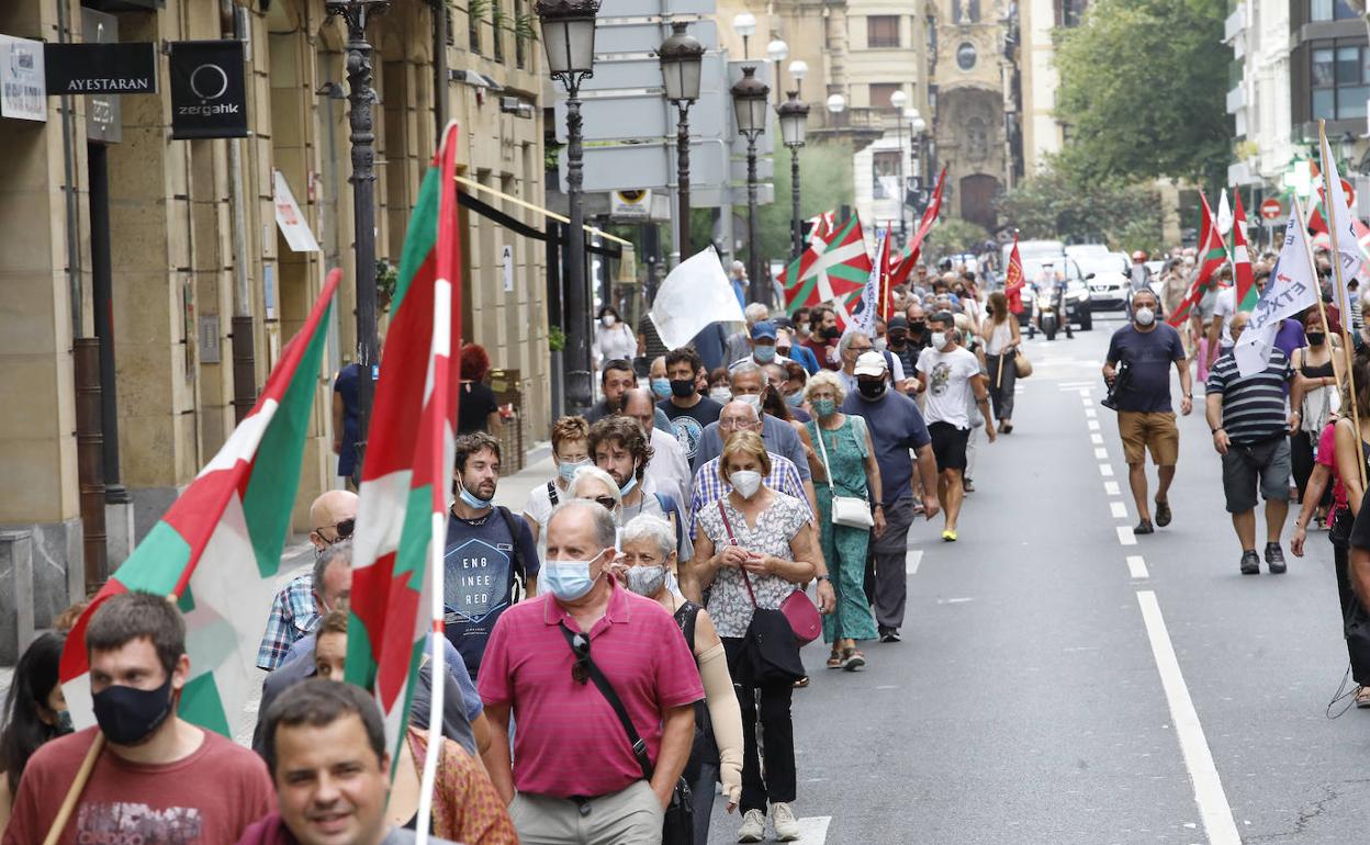 La manifestación convocada por Sortu recorre las principales calles de Donostia respetando las distancias de seguridad