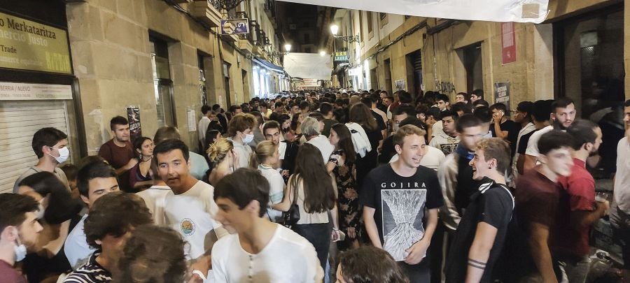 Fotos: Bullicio y botellones por la víspera de la Virgen