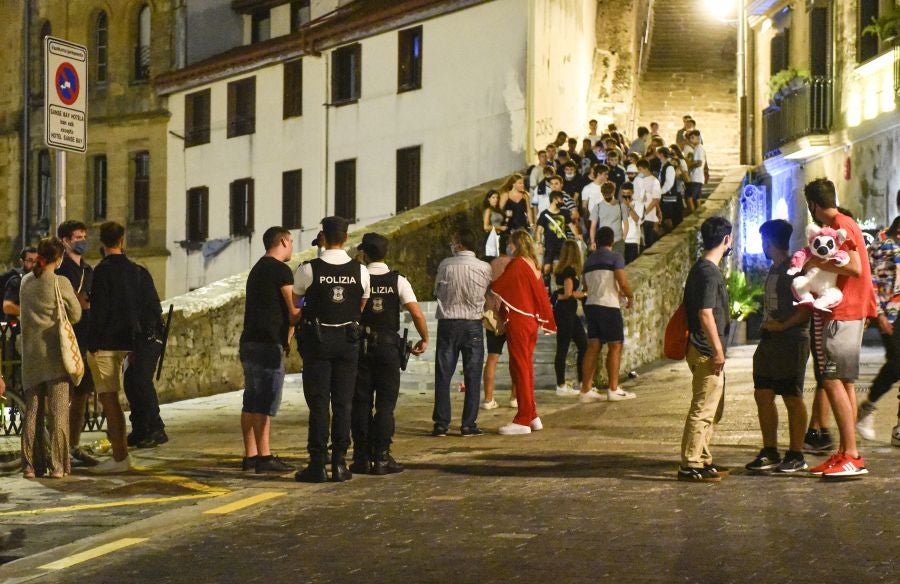Fotos: Bullicio y botellones por la víspera de la Virgen