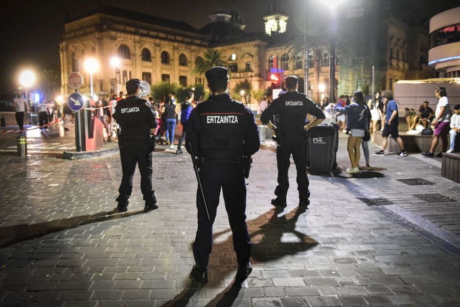 Fotos: Bullicio y botellones por la víspera de la Virgen