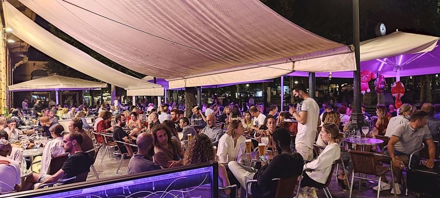 Fotos: Bullicio y botellones por la víspera de la Virgen