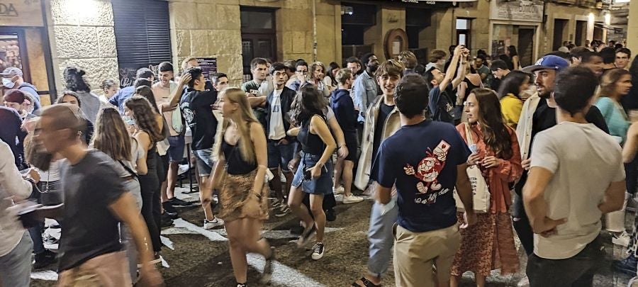 Fotos: Bullicio y botellones por la víspera de la Virgen