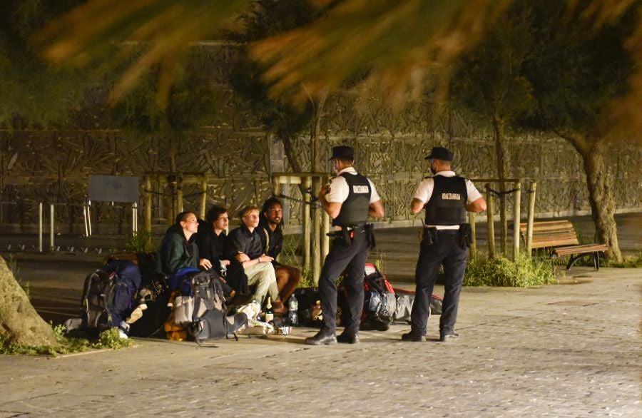 Fotos: Bullicio y botellones por la víspera de la Virgen