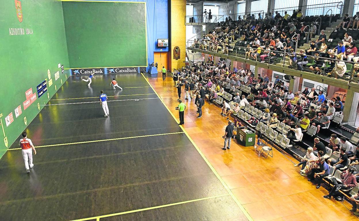 El frontón Gurea de Azkoitia presentó ayer un magnífico aspecto para los tiempos actuales. Reinó además un buen ambiente. 