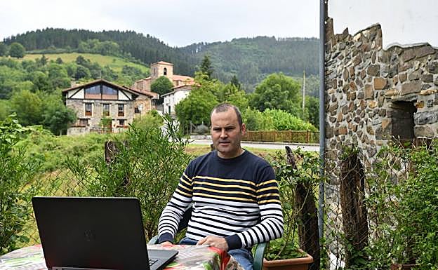 Ander Unzurrunzaga teletrabaja conectado en su caserio, en Ezkio. 