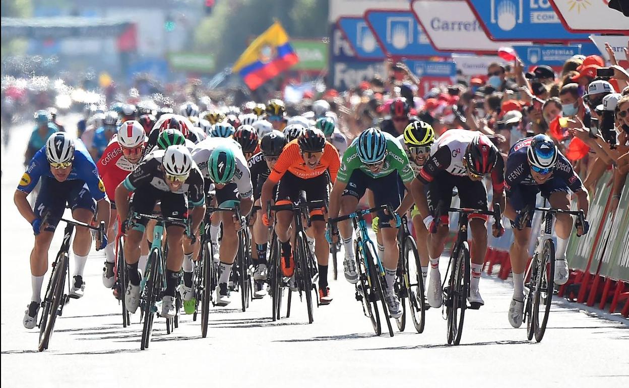 Philipsen, primero por la derecha, se lanza sobre la línea para batir a Jakobsen, a la izquierda, con Aranburu, por el centro de verde, quinto. 