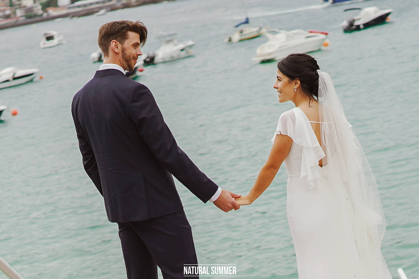 Contra viento y marea, y nunca mejor dicho, la pareja formada por la periodista donostiarra Danae Zarzuelo y el jugador de baloncesto Mike Carlson se dieron un 'sí quiero' más que emotivo. He aquí los mejores momentos del inolvidable y esperado día