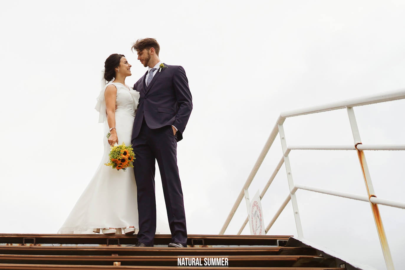 Contra viento y marea, y nunca mejor dicho, la pareja formada por la periodista donostiarra Danae Zarzuelo y el jugador de baloncesto Mike Carlson se dieron un 'sí quiero' más que emotivo. He aquí los mejores momentos del inolvidable y esperado día