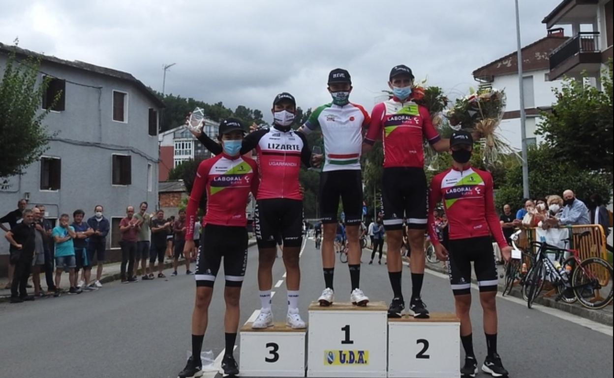 Los ganadores de la prueba ciclista en el podio, el sprint del ganador de la prueba Calum Johnston y el primer clasificado de Debagoiena Asier Azkarate.